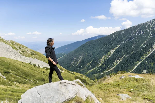 Happy Wandelaar Vrouw Top Van Summer Mountain Met Prachtig Uitzicht — Stockfoto