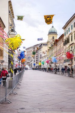 Rijeka, Hırvatistan - 02 Mart 2014: Hırvatistan 'ın Rijeka kentinde düzenlenen Yıllık Karnaval Geçidi için Madalyalı Sokaklar.