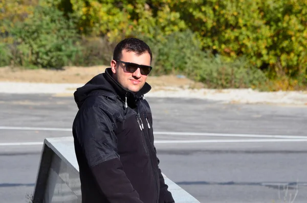 Hombre Con Gafas Sol Negras Aire Libre — Foto de Stock