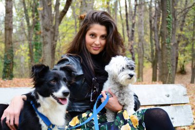 Güzel Gülümseyen Kadın Parkta Tatlı Köpeklerine Kucaklıyor ve Doğada Sahibi Var