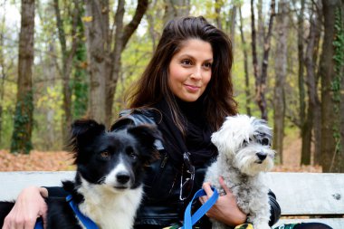 Güzel Gülümseyen Kadın Parkta Tatlı Köpeklerine Kucaklıyor ve Doğada Sahibi Var