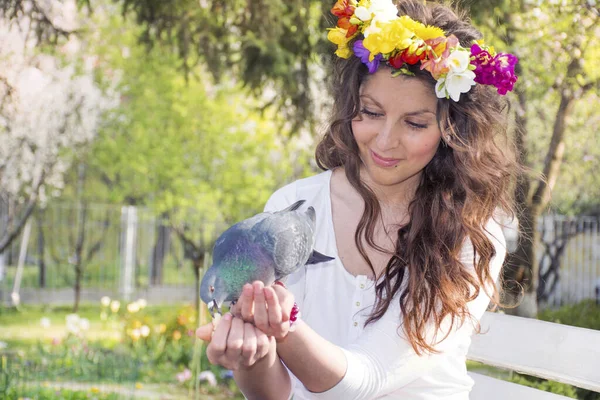 Bella Donna Con Ghirlanda Primavera Che Alimenta Piccioni — Foto Stock