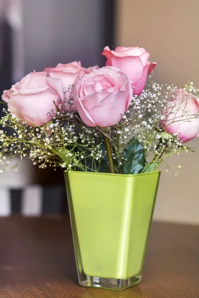 Yeşil Vazoda Güzel Pembe Güller Buketi — Stok fotoğraf