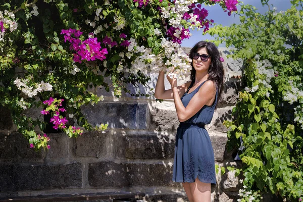 Hermosa Mujer Oliendo Bougainvillea Flores Aire Libre — Foto de Stock