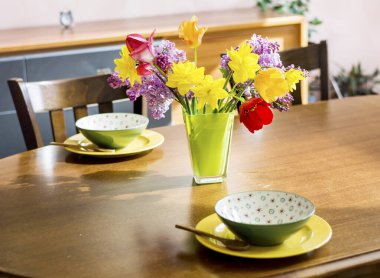 Taze laleler, Narcissus ve Leylak Ahşap Masa 'da. Masa Düzenleme