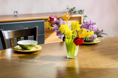 Taze laleler, Narcissus ve Leylak Ahşap Masa 'da. Masa Düzenleme