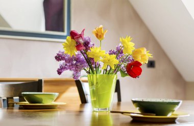 Taze laleler, Narcissus ve Leylak Ahşap Masa 'da. Masa Düzenleme