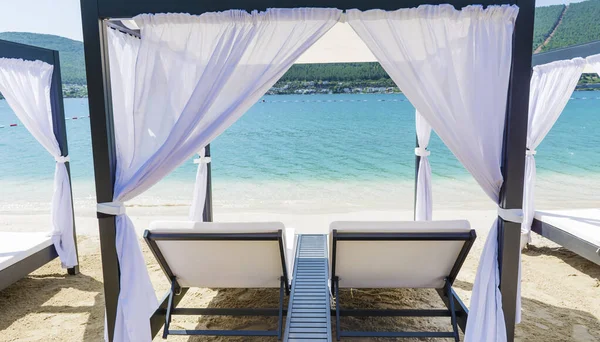 Tumbonas Lujo Con Cortinas Blancas Playa Concepto Vacaciones Verano — Foto de Stock