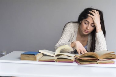 Sınavlar için Baş Ağrısı Olan Yorgun Kadın Öğrenci