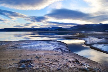 Bulutlu Gökyüzü ile Güzel Göl Manzarası