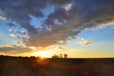Dağlarda gün batımı manzarası