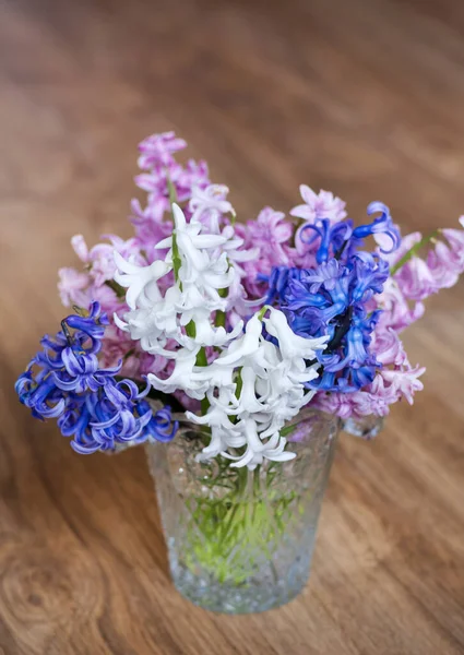 Hyacint Flowers Een Glazen Vintage Vaas Een Houten Achtergrond — Stockfoto