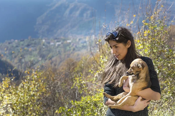 快乐的年轻女子在山里拥抱她的养狗 — 图库照片