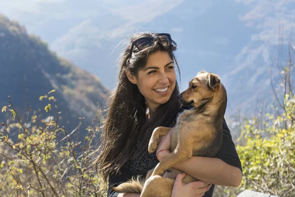 Счастливая Молодая Женщина Обнимает Свою Приёмную Собаку Горах — стоковое фото
