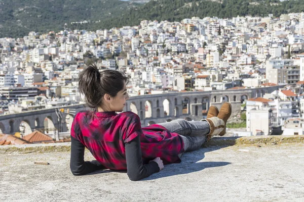 Mujer Joven Feliz Sentada Sobre Ciudad Soñando —  Fotos de Stock