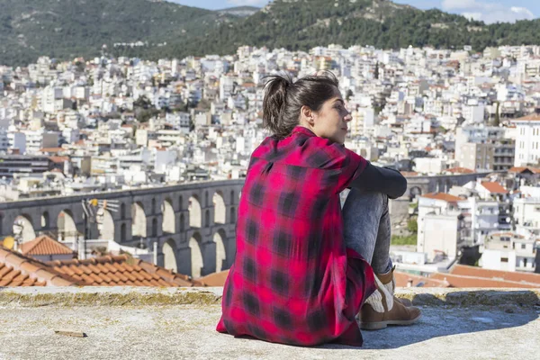 Retrato Una Joven Triste Parada Sola Aire Libre Sobre Ciudad —  Fotos de Stock