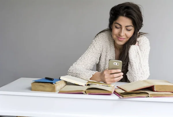 Mujer Joven Feliz Estudiando Casa Leyendo Mensaje Texto Teléfono Móvil —  Fotos de Stock