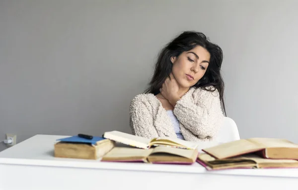 試験のために勉強する頭痛の種の学生の女性 — ストック写真