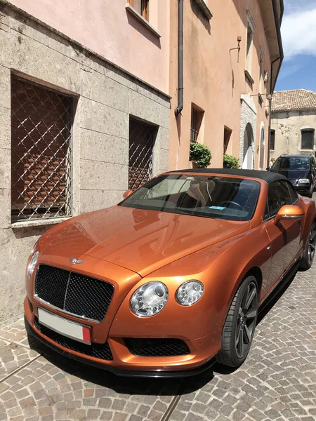 Милано Италия 2018 Luxury Orange Modern Jaguar Car Street — стоковое фото