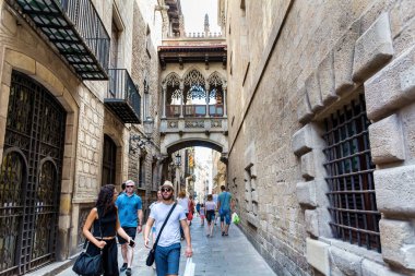 BARCELONA, İspanya-20 Temmuz 2019: Barri Gotik Bölgesindeki Binalar Arası Köprü