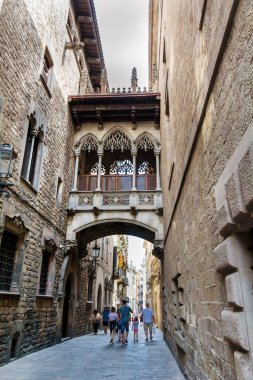 BARCELONA, İspanya-20 Temmuz 2019: Barri Gotik Bölgesindeki Binalar Arası Köprü