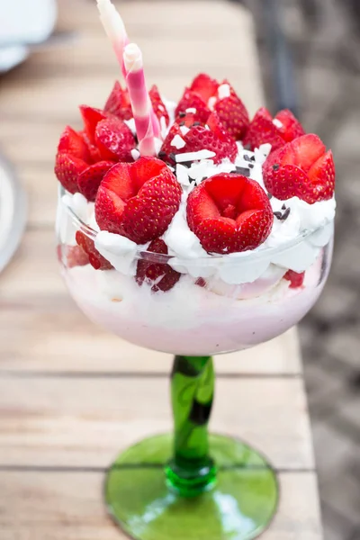 Gelato Con Fragole Bicchiere Sundae Bastoncino Wafer — Foto Stock