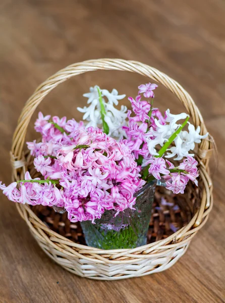 Hyacint Flowers Een Rieten Mandje Een Houten Achtergrond — Stockfoto
