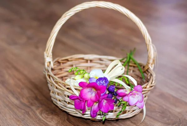 Freesia Flowers Een Rieten Mandje Een Houten Achtergrond — Stockfoto