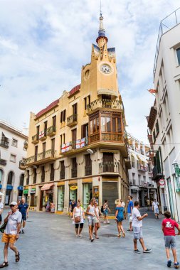 SITGES, İspanya, 20 Haziran 2016: Sitges, Barcelona, İspanya 'da Saatli Vintage Binası