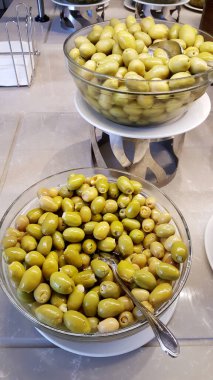 Restoranda Bademli Yeşil Zeytin 