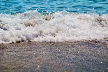Kum Sahilinde Dalgaların Kırıldığı Güzel Deniz Manzarası. Dalgaların Arkaplanı 