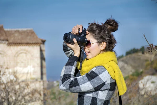 Mujer Sosteniendo Cámara Fotográfica Travel Fotógrafo Tomando Fotos Aire Libre —  Fotos de Stock