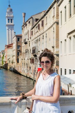Venedik, İtalya 'da Beyaz Elbiseli Güzel Turist Kadın 