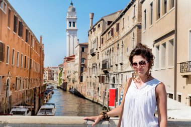Venedik, İtalya 'da Beyaz Elbiseli Güzel Turist Kadın 