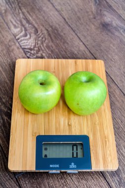 Mavi Arkaplanda Çiçek açan Bahar Kiraz Ağaçları 