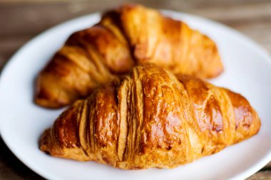 Kahvaltı için iki taze kruvasan.