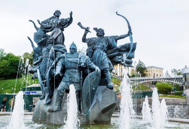 KIEV, UKRAINE: 15 Haziran 2019: Kiev 'deki Bağımsızlık Meydanı' nda Efsanevi Kardeşler Heykelleri Kyi, Schek, Horivon