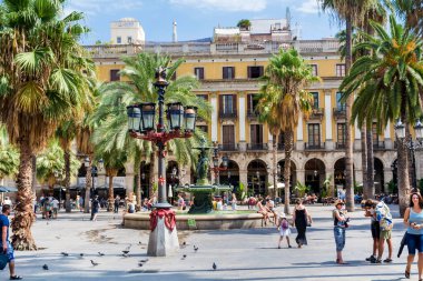 BARCELONA, İspanya - 11 Haziran 2018: Placa Gerçek Meydan Turist Çekimi Palmiye Ağaçları ve Fenerlerle 