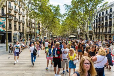 BARCELONA, İspanya - 18 Haziran 2016: Barcelona, İspanya 'da Yeşil Ağaçlı La Rambla Caddesi. 