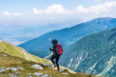 Sırt çantalı Yürüyüşçü Kadın Sersemletici Bakışıyla Bir Dağın Tepesinde. Bulgaristan Pirin Dağı  