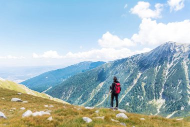 Sırt çantalı Yürüyüşçü Kadın Sersemletici Bakışıyla Bir Dağın Tepesinde. Bulgaristan Pirin Dağı  