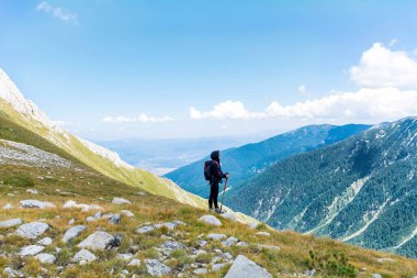Sırt çantalı Yürüyüşçü Kadın Sersemletici Bakışıyla Bir Dağın Tepesinde. Bulgaristan Pirin Dağı  