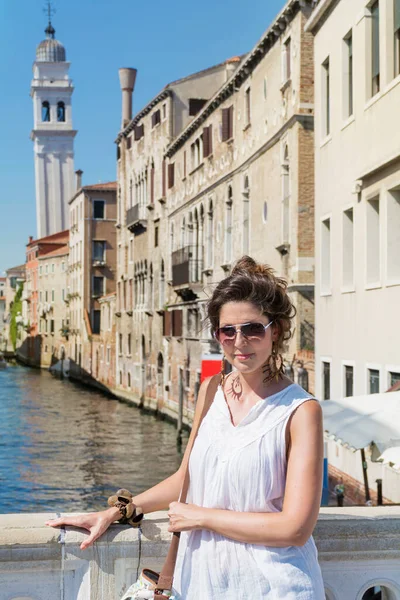 Hermosa Mujer Turista Con Vestido Blanco Venecia Italia —  Fotos de Stock