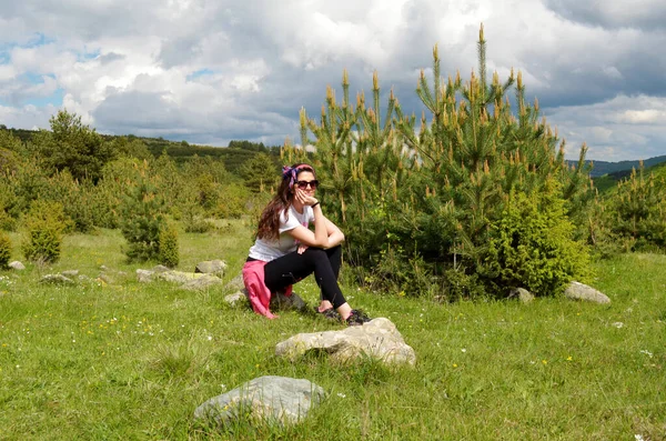 Mujer Feliz Relajándose Montaña Verano Con Cielo Nublado —  Fotos de Stock