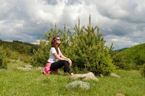 Mujer Feliz Relajándose Montaña Verano Con Cielo Nublado —  Fotos de Stock