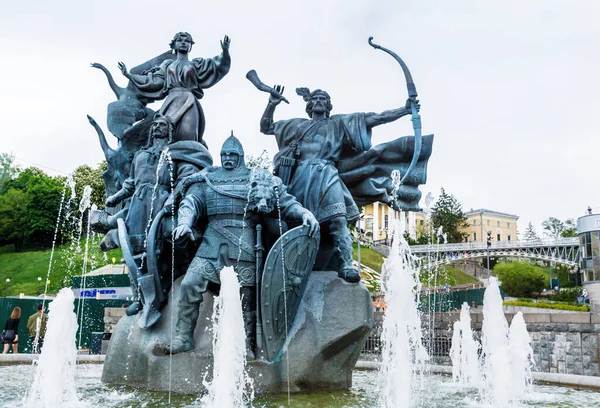 KIEV, UKRAINE: 15 Haziran 2019: Kiev 'deki Bağımsızlık Meydanı' nda Efsanevi Kardeşler Heykelleri Kyi, Schek, Horivon