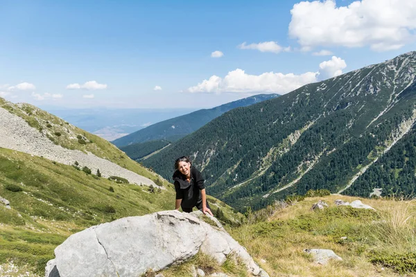 Wandelaar Vrouw Met Rugzak Top Van Een Berg Met Een — Stockfoto