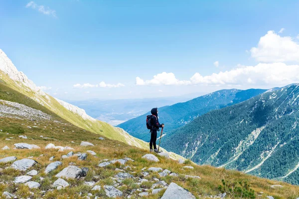 Sırt çantalı Yürüyüşçü Kadın Sersemletici Bakışıyla Bir Dağın Tepesinde. Bulgaristan Pirin Dağı  