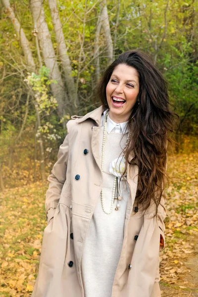 Retrato Hermosa Joven Morena Con Pelo Rizado Chaqueta Beige Aire — Foto de Stock