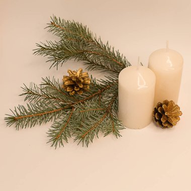 Noel kompozisyonu. Mumlar ve kozalaklı ladin dalları